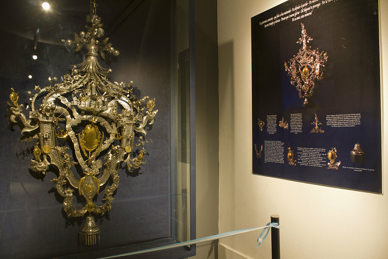 Tarja de Potosí. Está realizada en plata y oro macizos, extraídos del Cerro Rico de Potosí.