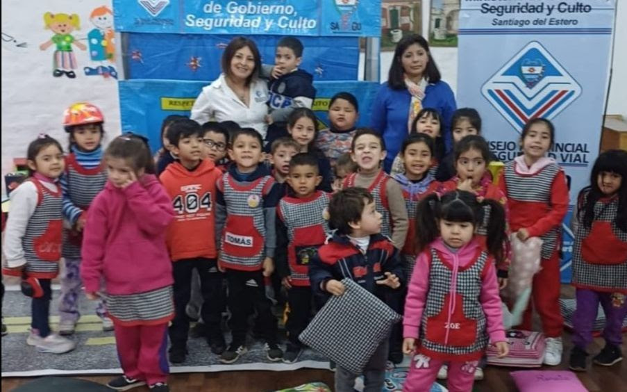 Alumnos de nivel inicial en el marco del taller de educación vial “Payasos en peligro”.