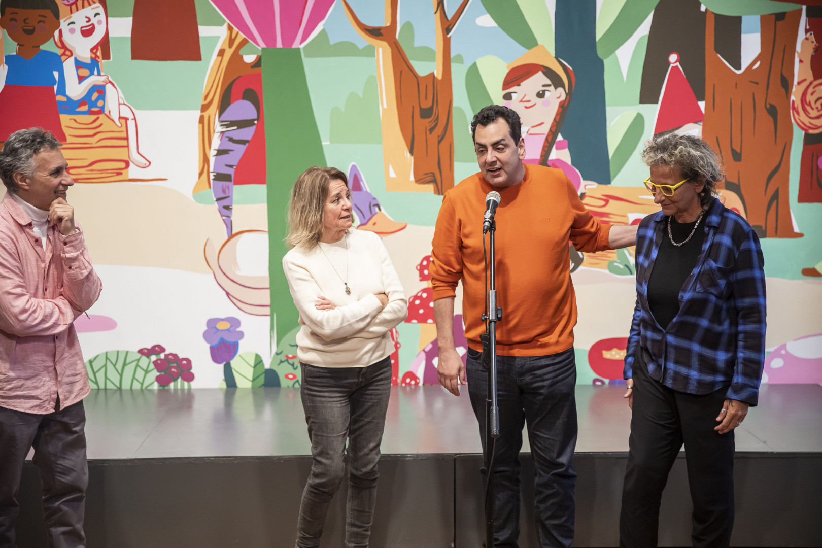 El secretario de Cultura, Leonardo Cifelli, destacó la labor de los ilustradores que decoraron la sala.