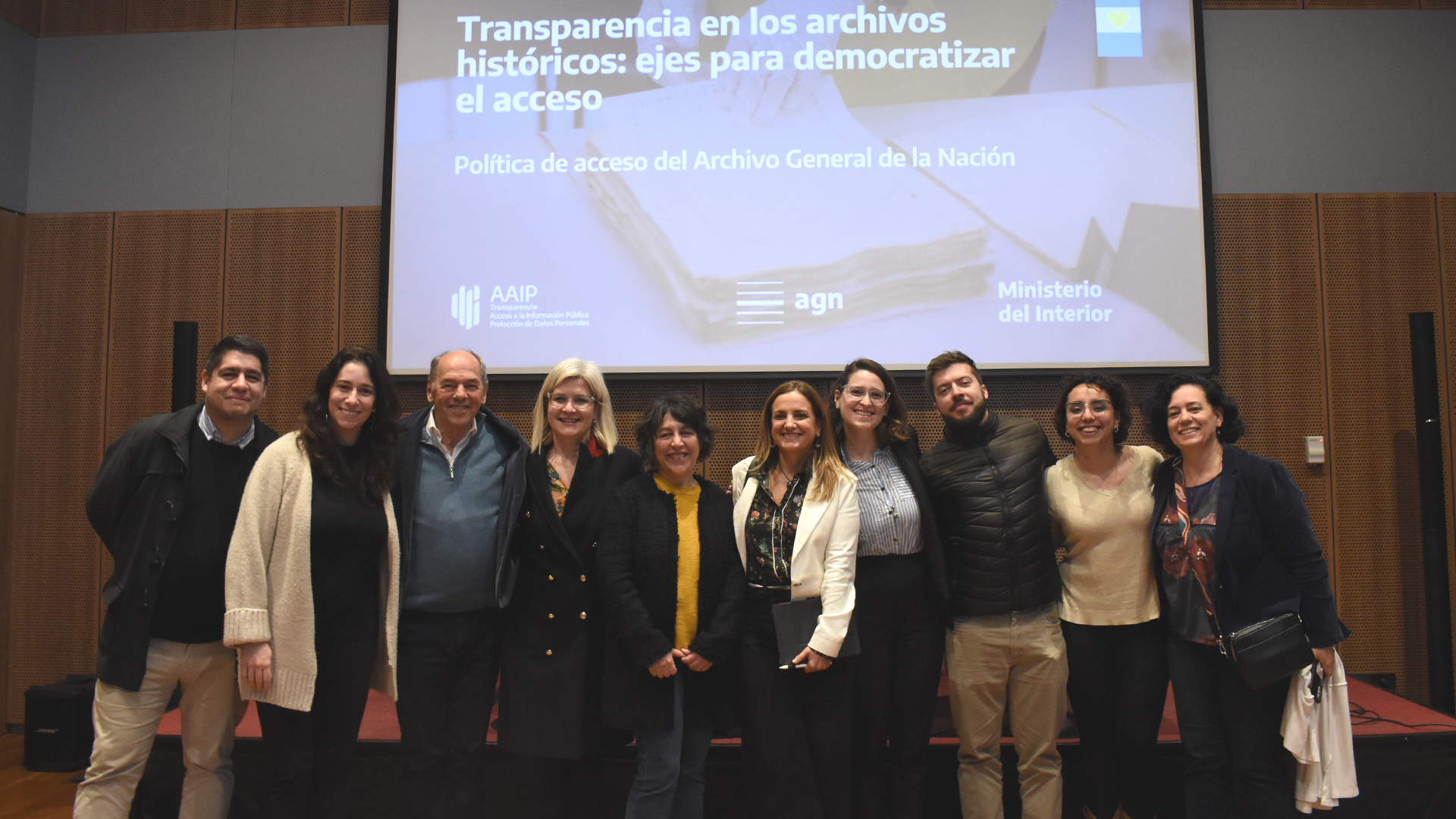 Equipo de la AAIP junto a Pablo Fontdevila