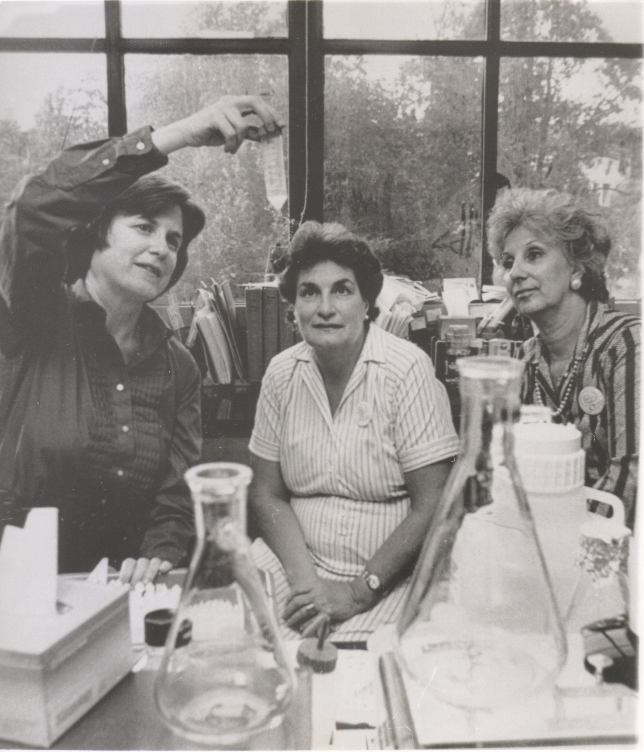 Las Abuelas con la científica estadounidense Mary-Claire King.