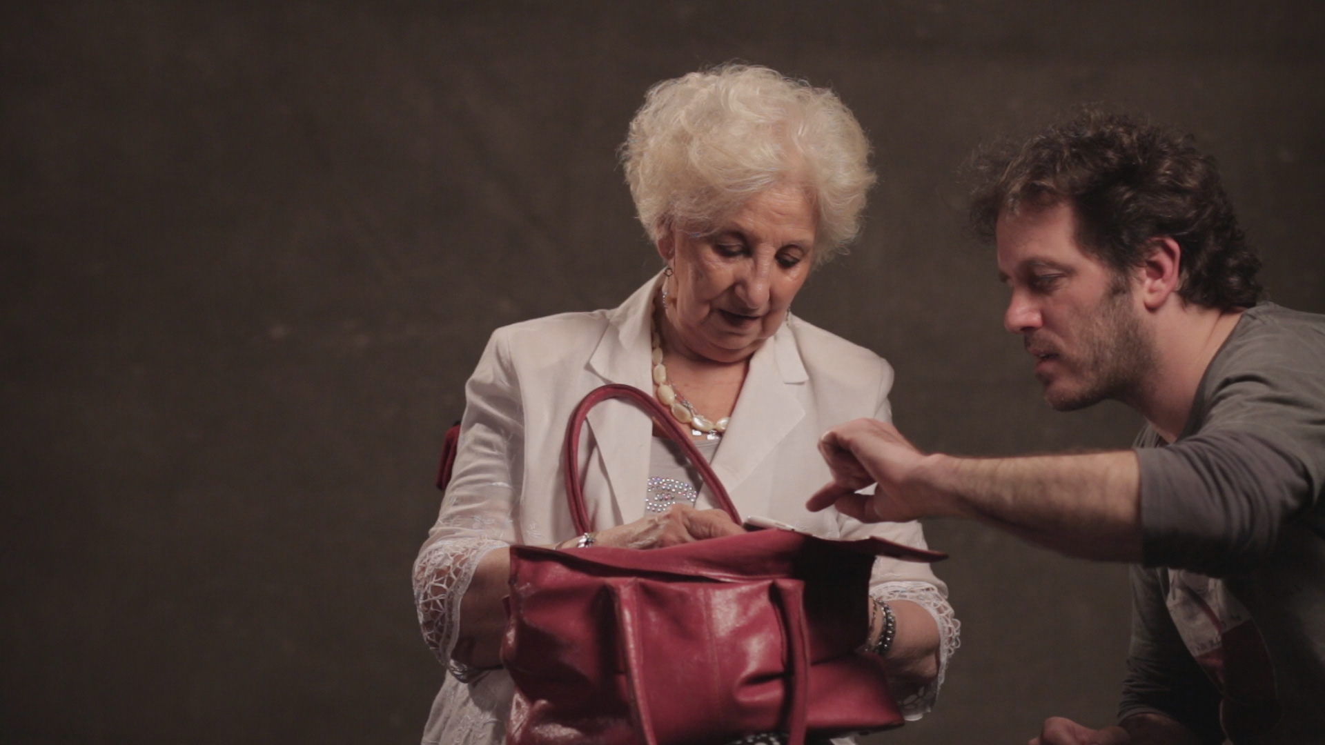 La presidenta de Abuela de Plaza de Mayo, Estela de Carlotto, y el director Cristian Arriaga, en un detrás de escena de la película “Abuelas”.