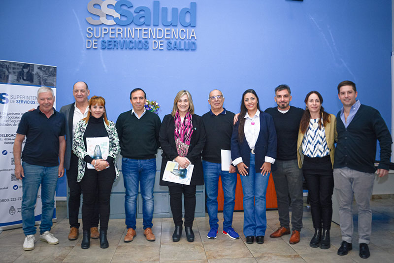 De izq. a der. Ángel Zingoni, Intendente de Guardia Mitre; Carlos Toro, Intendente de Ingeniero Jacobacci; Silvia Cayunao, secretaria de Desarrollo Social de Manquinchao; Miguel Martinez, Intendente de Ingeniero Huergo; Liliana Albarado, Intendenta de Cinco Saltos; Félix Moussa, intendente de Ñorquinco; Yamila Direne, intendenta de Valcheta; Daniel Spadone, Gerente de Delegaciones de la SSSalud; Adriana Abedín, subgerenta de Delegaciones de la SSSalud y Mauro Zanolla, coordinador de la Agencia Regional de l