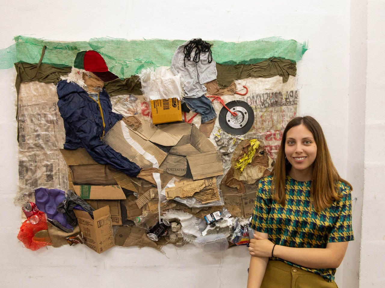 La artista Ana Laura Badía junto a una de las obras de la exposición "Recolector taciturno".