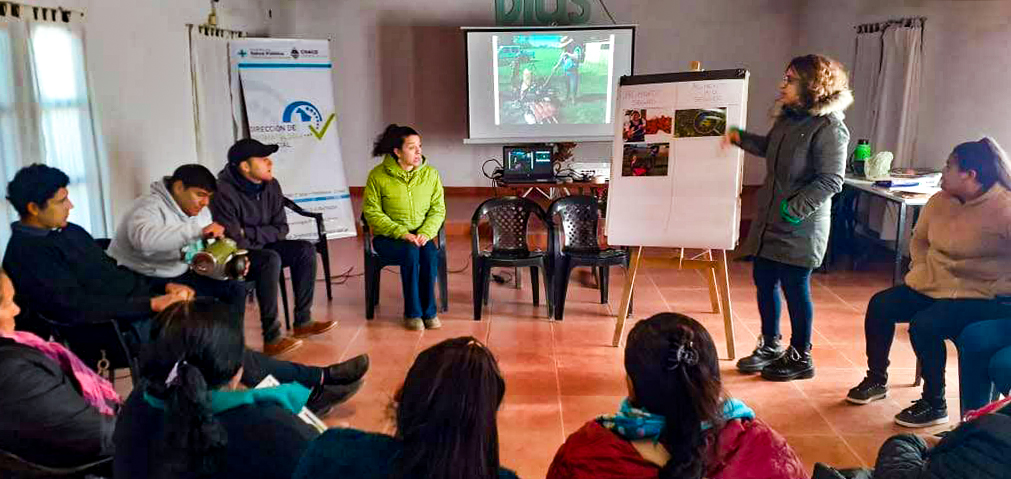 Capacitadores exponiendo