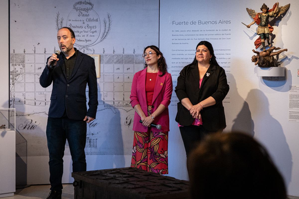 El coordinador Mirko Bakarcic junto a Nancy Linero y Lorena Incarbone