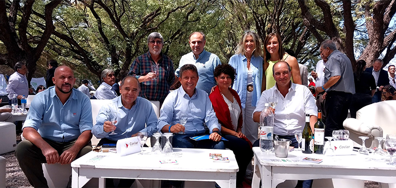 Autoridades regionales y nacionales del INTA. Almuerzo para pequeños productores vitícolas. Mendoza, 2024