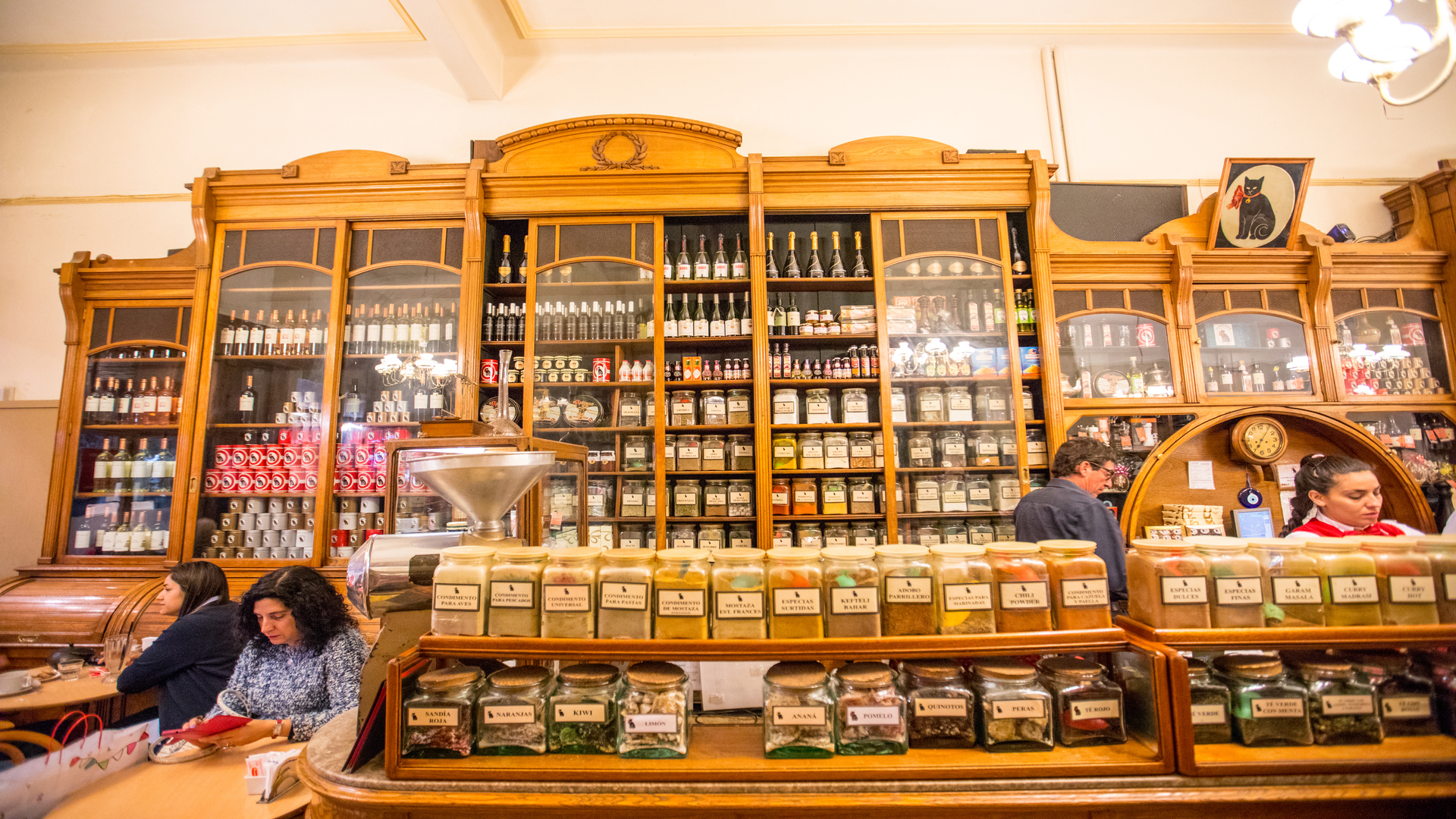 Café El Gato Negro en barrio San Nicolás