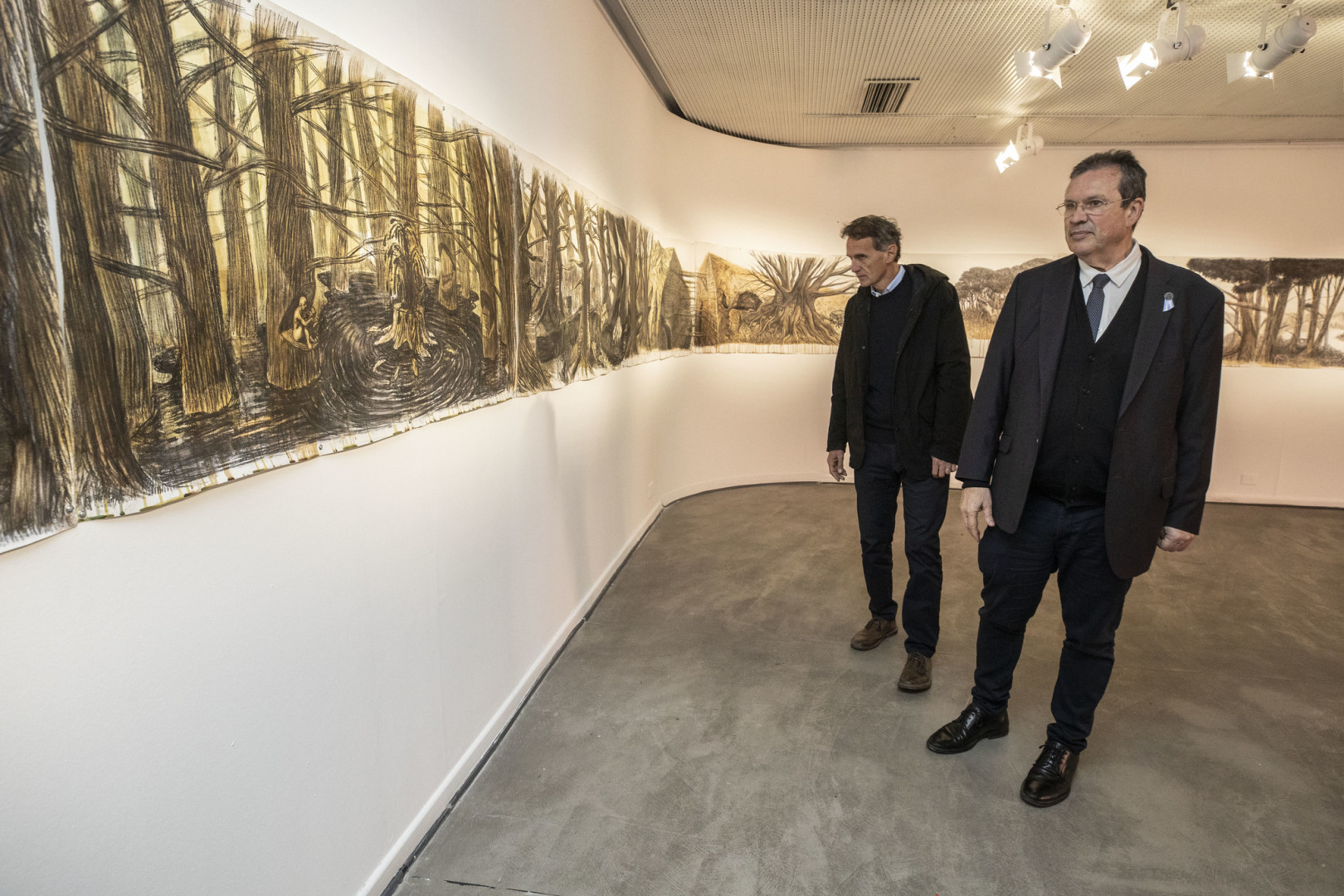 El ministro de Cultura, Tristán Bauer, y su par de Obras Públicas, Gabriel Katopodis, recorren la exposición “Panorama. El teatro de la memoria”, del artista Daniel Santoro.