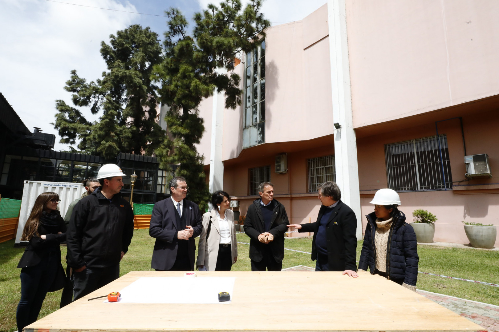 El ministro de Cultura, Tristán Bauer, su par de Obras Públicas, Gabriel Katopodis, y el director del Bellas Artes, Andrés Duprat.