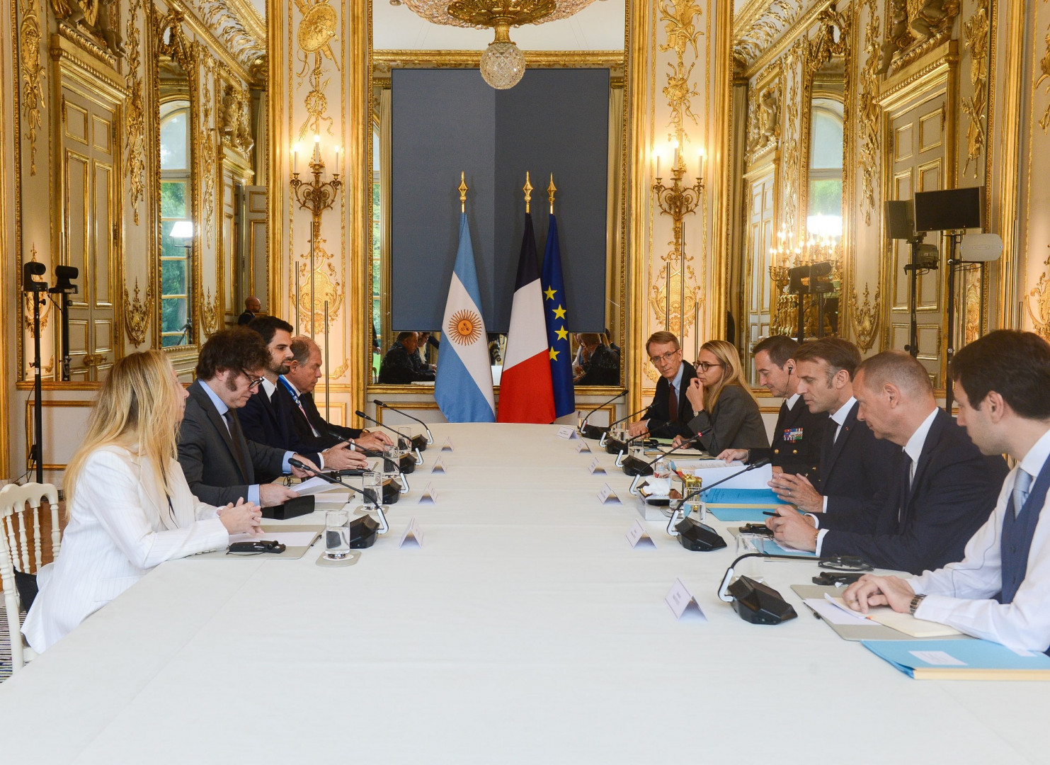 El Presidente Javier Milei se reunió con su par francés, Emmanuel Macron, en el Palacio del Elíseo.