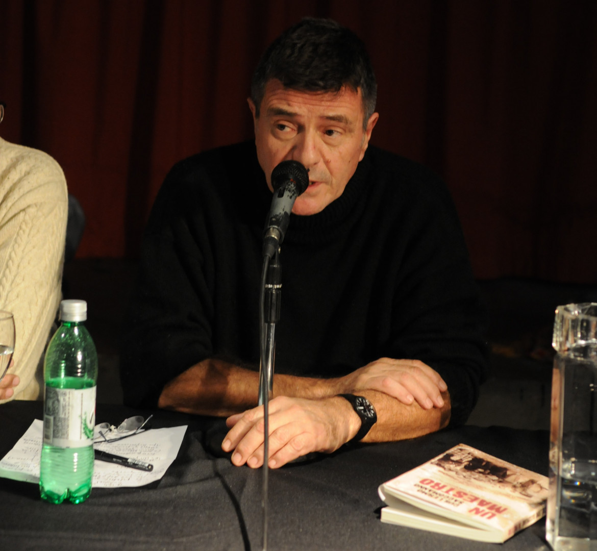 El escritor argentino Guillermo Saccomanno, en la Biblioteca Nacional Mariano Moreno.