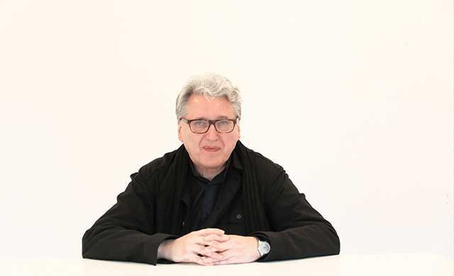 Boris Groys participa como teórico y como artista conceptual.