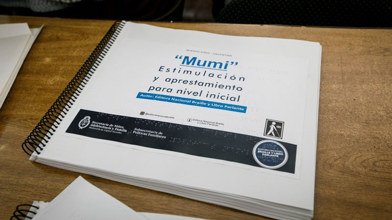 Libro confencionado en braille con el título "Mumi, estimulación y aprestamiento para nivel inicial".