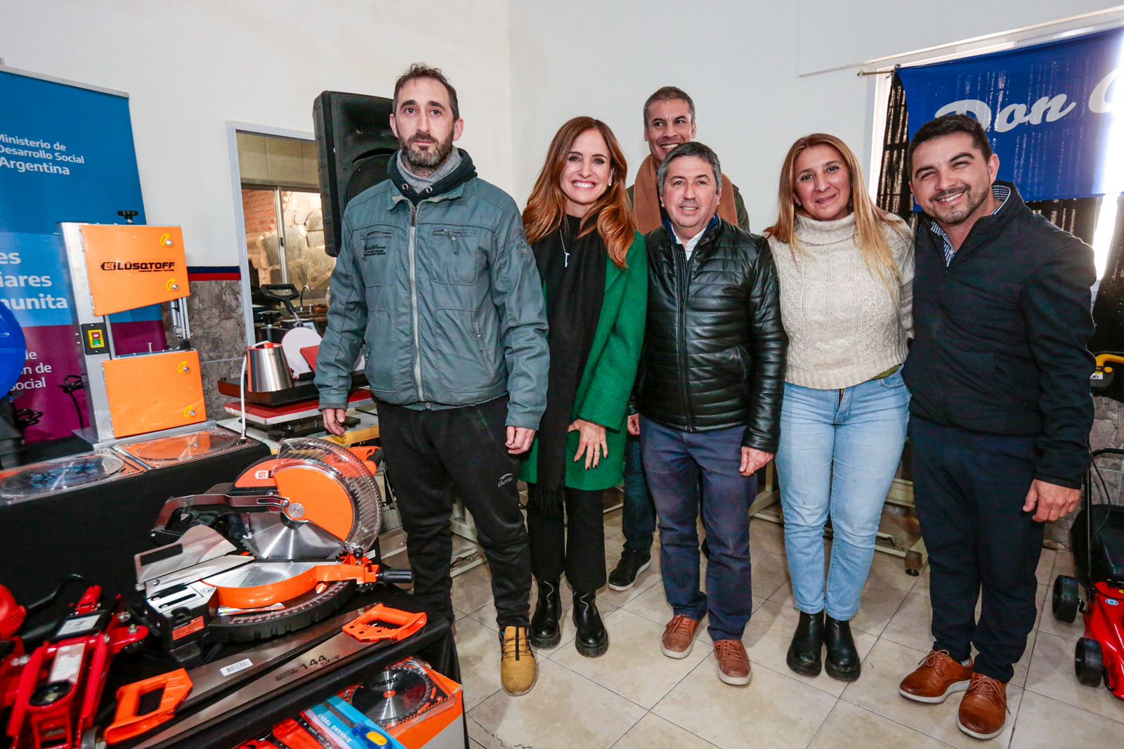 La ministra Victoria Tolosa Paz, el intendente Federico Bertellys y el director Juan Díaz junto a titulares del programa Talleres Familiares