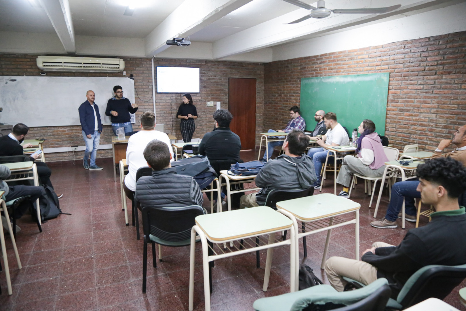 Jóvenes de Santa Fe en el taller de emprenderores