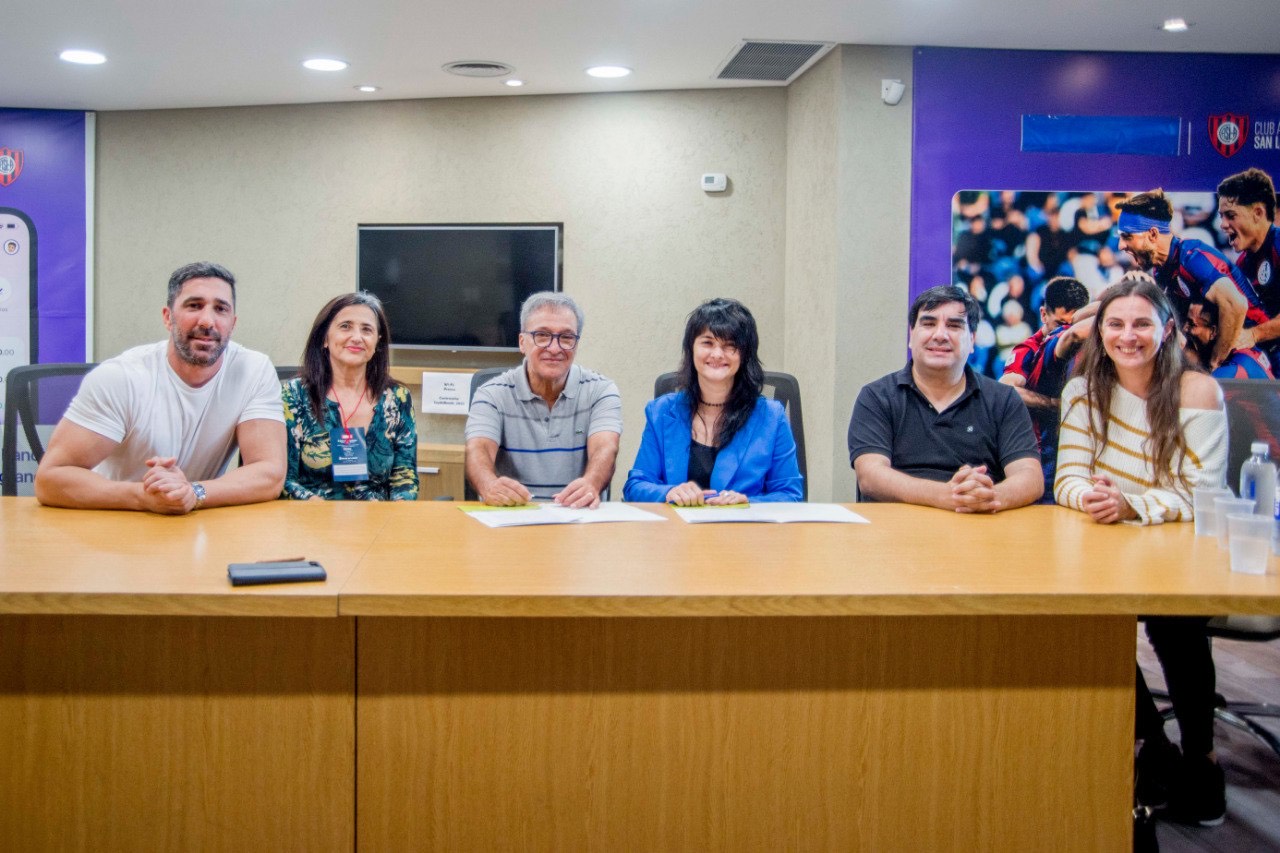 Greta Pena junto a Horacio Arreceygor y otros dirigentes del Club Atlético San Lorenzo de Almagro