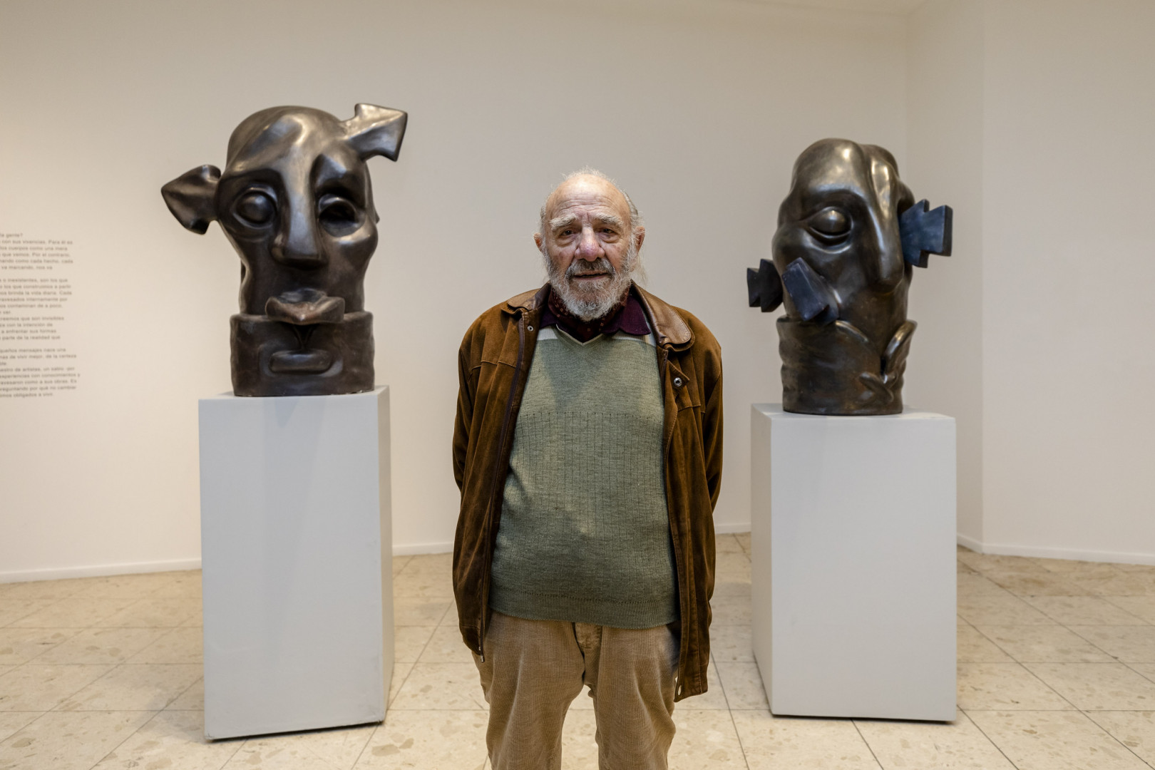 El artista Leo Vinci el día de la inauguración de “Nosotros” en el Centro Cultural Borges. Foto Soledad Amarilla.