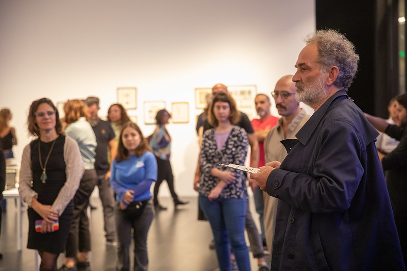 El curador de la muestra “Qué cosa, la poesía visual?”, Guillermo Daghero, el día de la inauguración. Foto: Fede Kaplun.