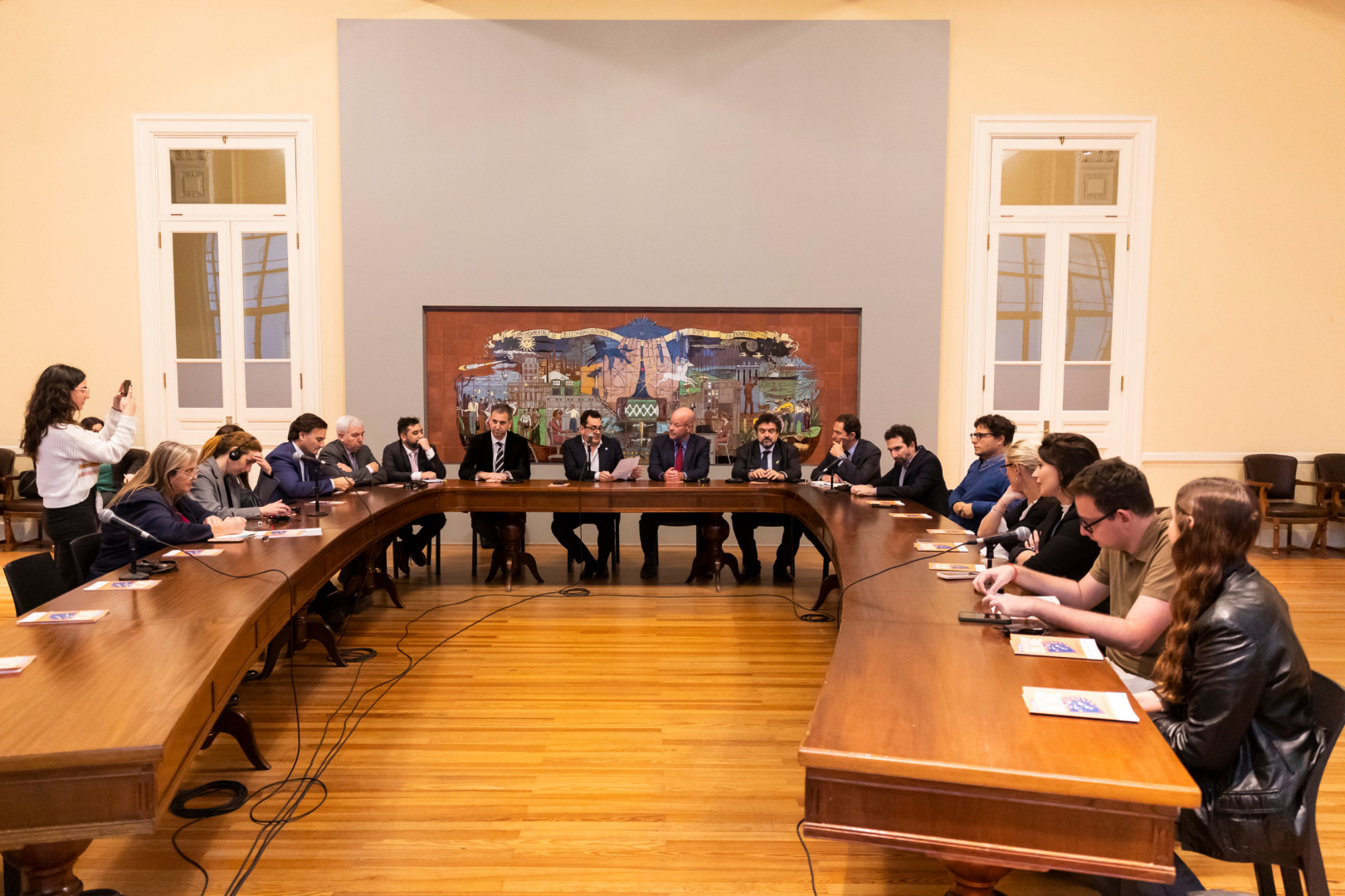 El secretario de Cultura le da la bienvenida a todos los presentes.