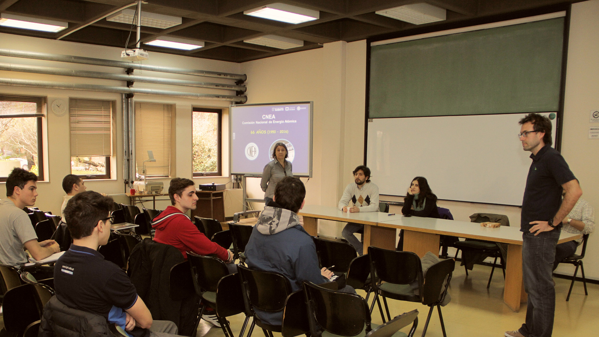 Clase teórica dictada en un aula del Instituto Sabato, en el Centro Atómico Constituyentes