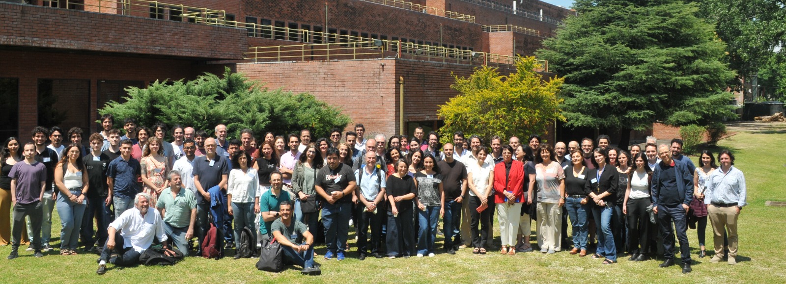Foto grupal de los participantes del congreso "At the frontiers of condensed matter" 2024 Foto grupal de los participantes del congreso "At the frontiers of condensed matter" 2024
