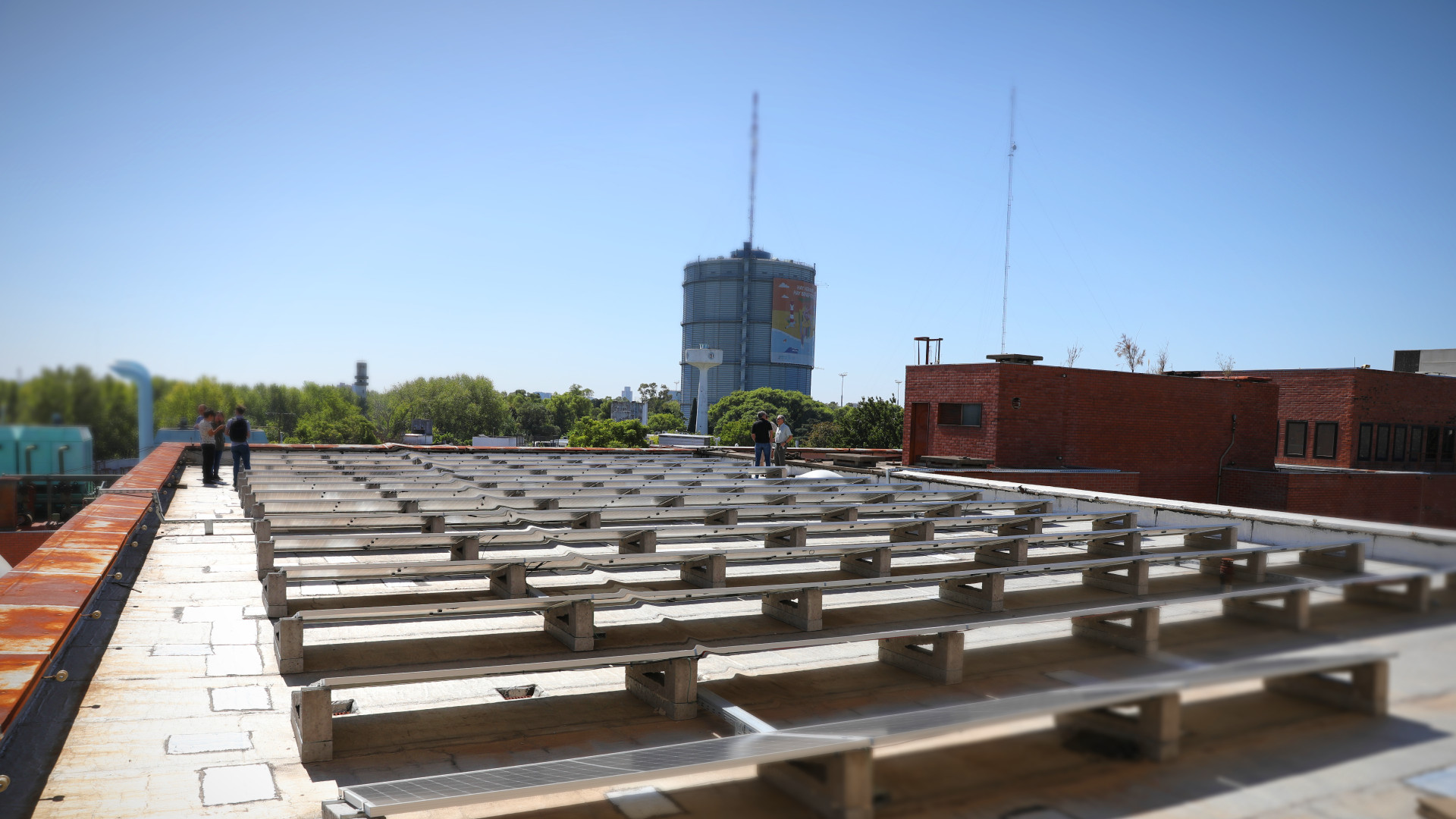 La CNEA ya cuenta con 130 kw de potencia instalada en sistemas fotovoltáicos y apunta a cubrir alrededor del 8% de su consumo eléctrico anual del Centro Atómico Constituyentes con energía solar.