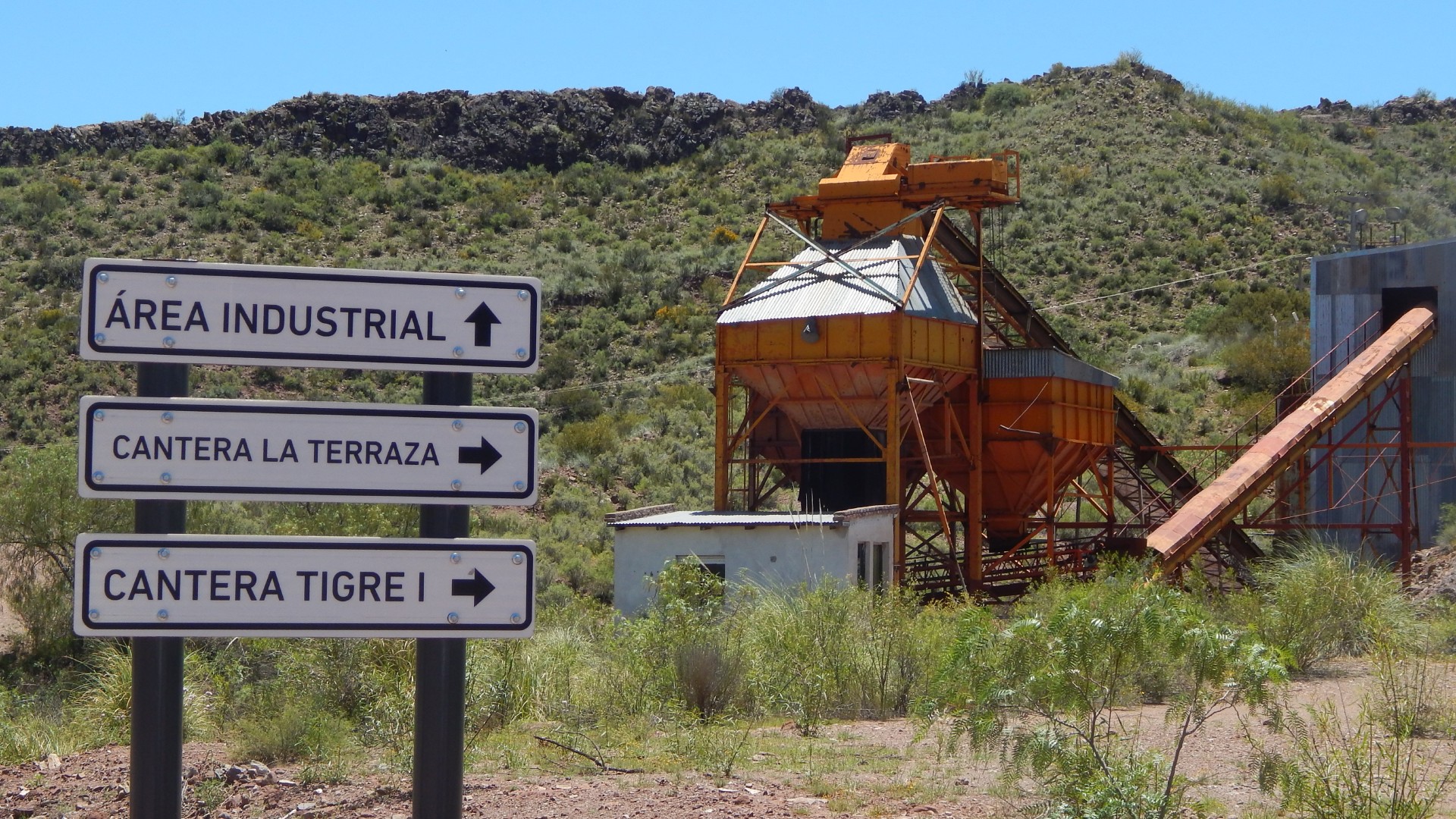 Acceso al sector fabril y molienda del Complejo Minero San Rafael