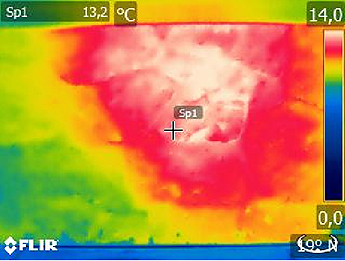 Termografía de la pared externa del Pabellón 3 en el CAB correspondiente a la zona donde se encuentra ubicado un radiador de calefacción.
