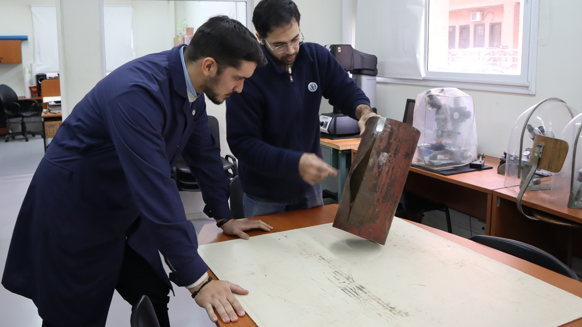 Examinación visual de una muestra de cañería perjudicada