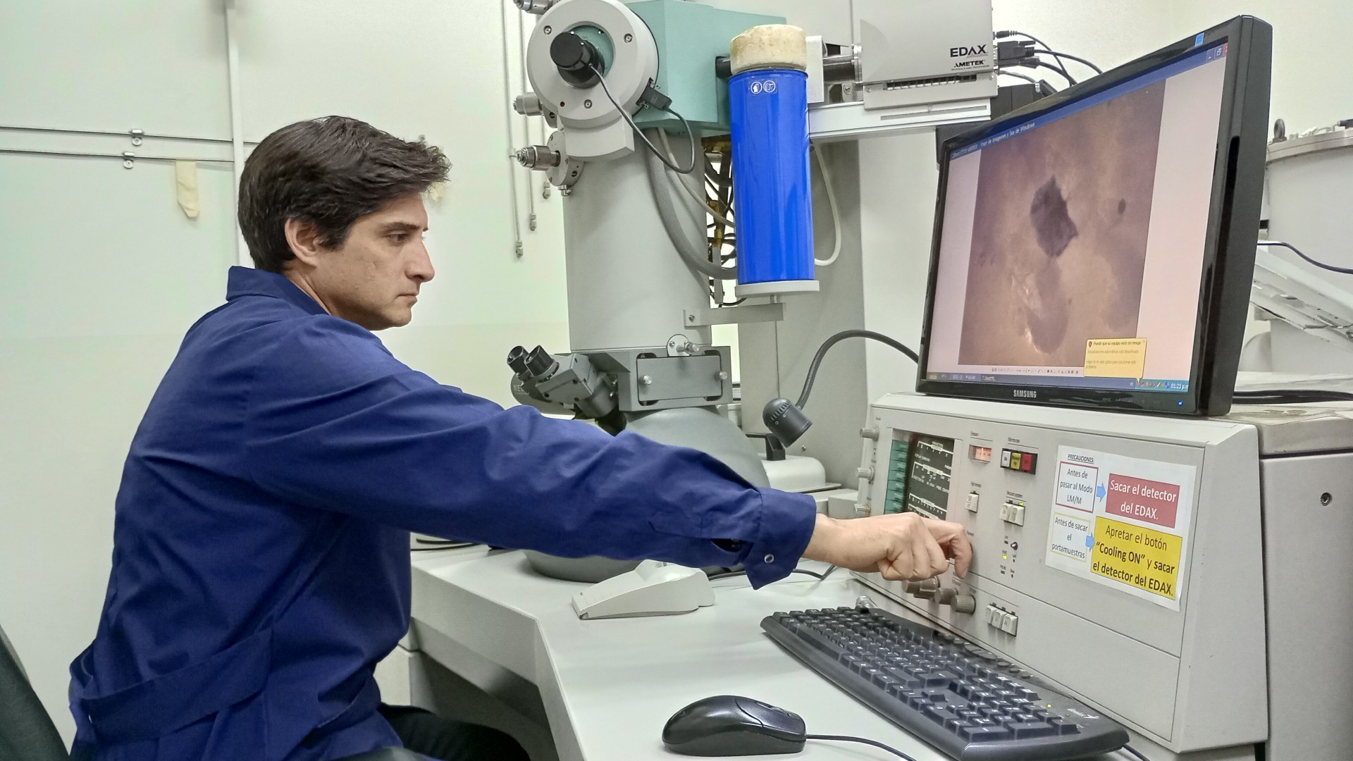 Operación de un microscopio electrónico de transmisión