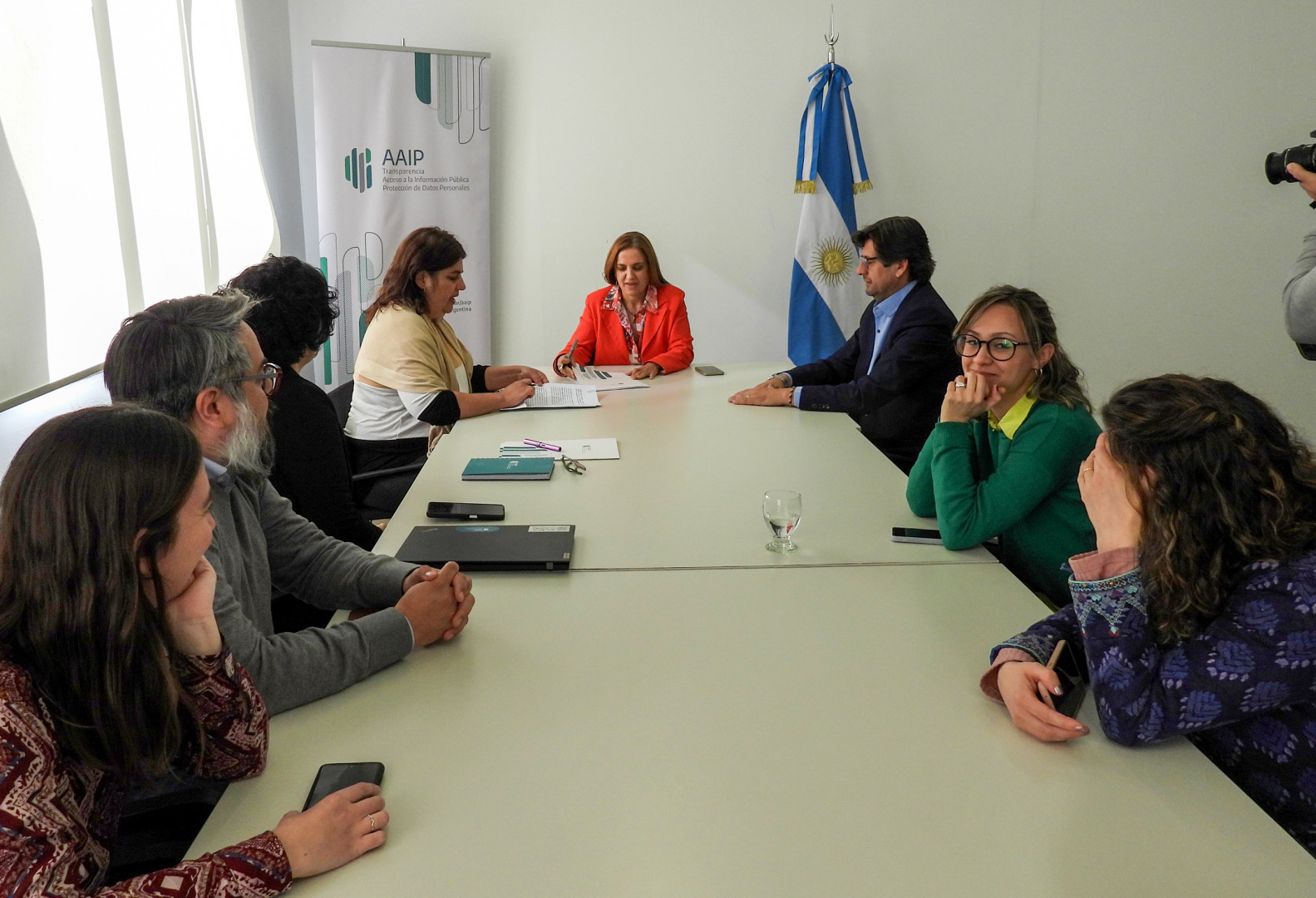 En la mesa de la firma del convenio durante el acto