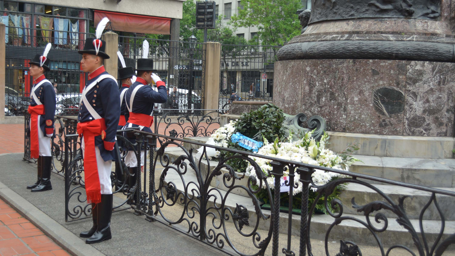 Entrega de ofrenda por Patricios