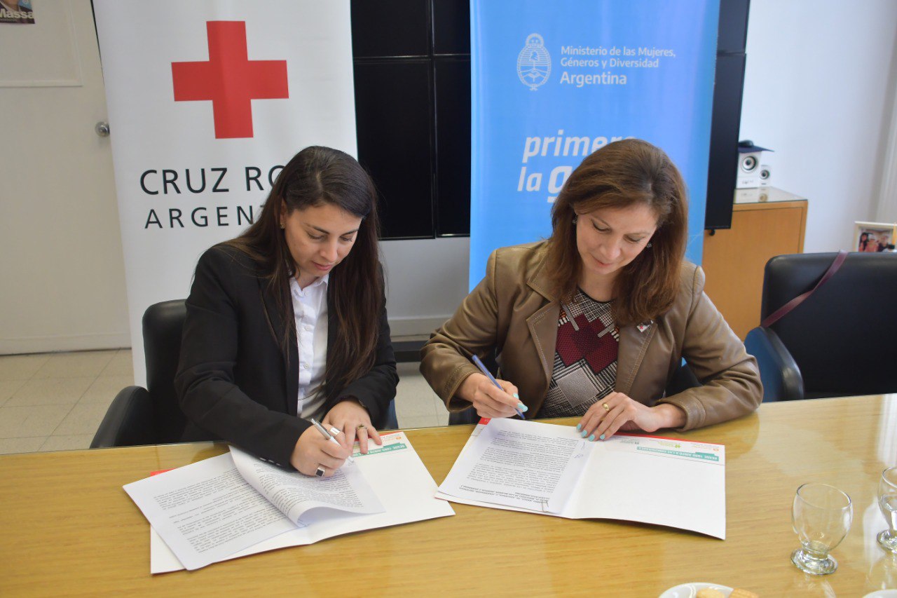 Imagen de Ayelén Mazzina y Cecilia Villafañe firmando el convenio