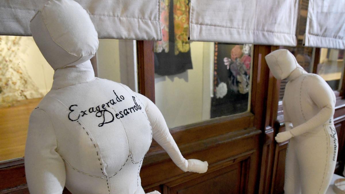 “Cuerpos defectuosos”, en el Museo del Traje. Foto: Raúl Ferrari para Télam.