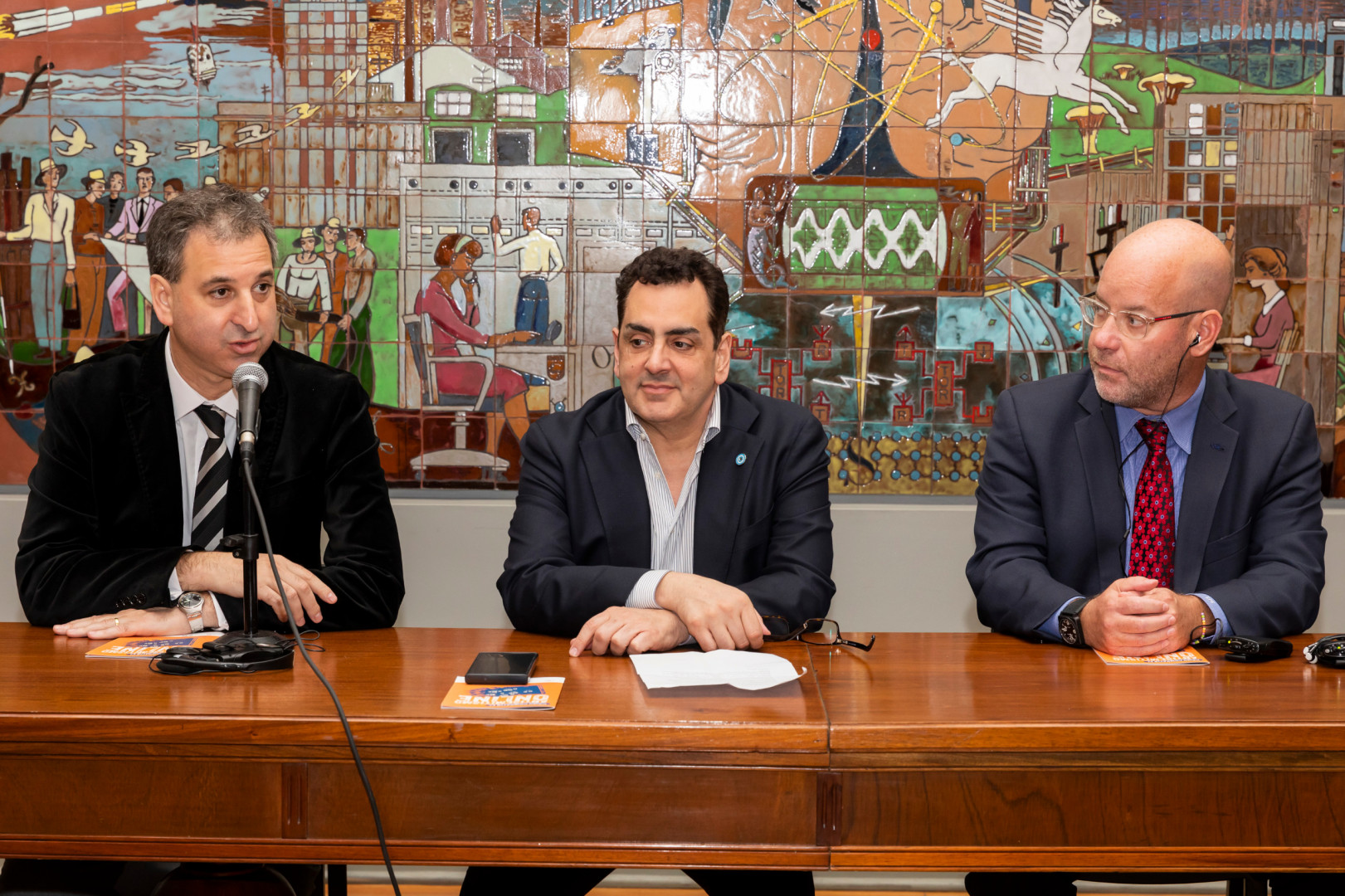 Víctor Garelik, director ejecutivo de la DAIA, presenta a Eric Ebenstein.