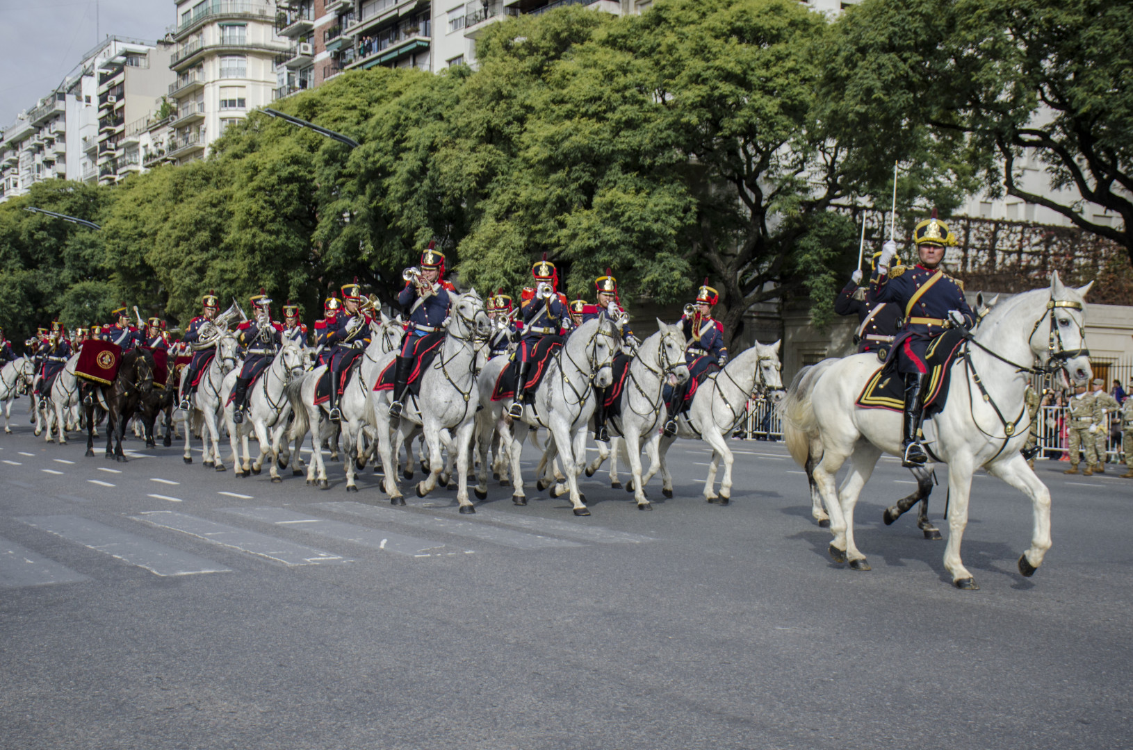 Con un gran desfile militar terrestre y aéreo, el Ministerio de Defensa