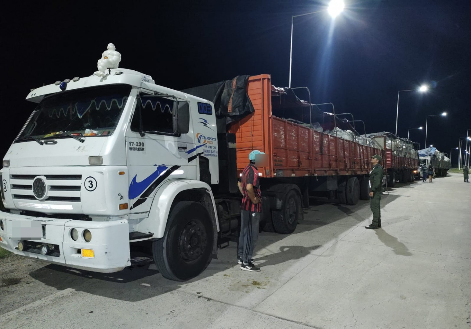 Inspeccionan tres camiones que transportaban chatarra Argentina