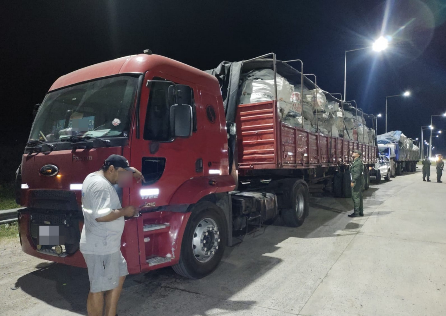 Inspeccionan tres camiones que transportaban chatarra Argentina