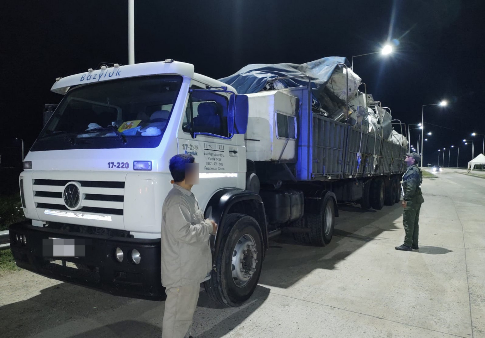 Inspeccionan tres camiones que transportaban chatarra Argentina