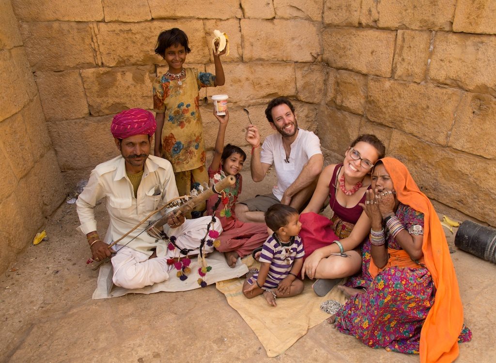 Ivan y May con chicos y padres en un viaje 