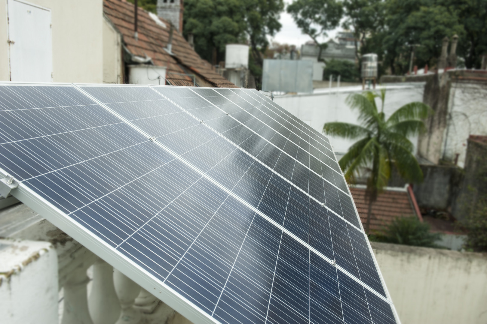 Se puede poner paneles solares en un piso