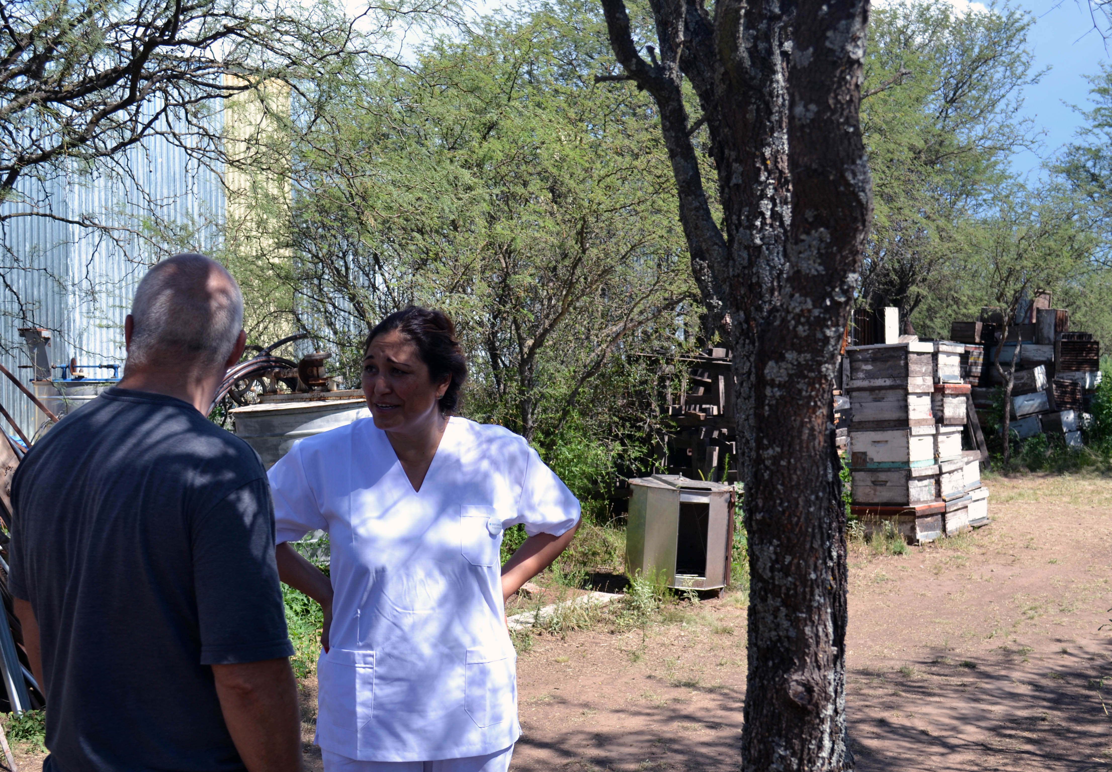 Virginia junto al apicultor José Ziaurriz inspecciona de una sala de extracción de miel La Pampa