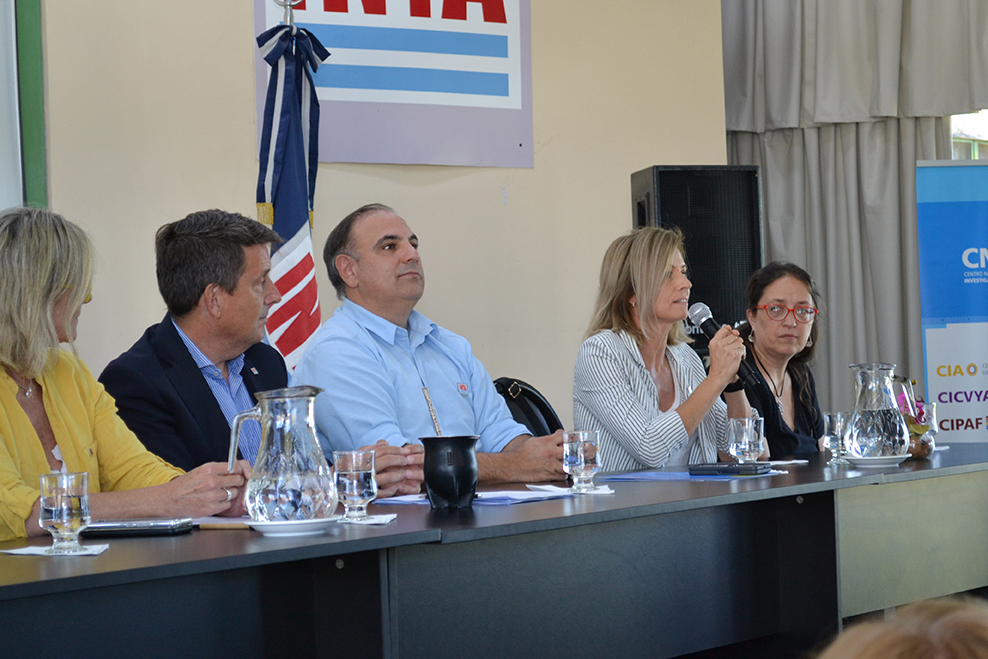 Beatríz “Pilu” Giraudo, vicepresidenta INTA; Juan Cruz Molina Hafford, presidente INTA; Ariel Pereda –director nacional INTA; Livia Negri directora CIA; Florencia Lance, directora CIPAF.