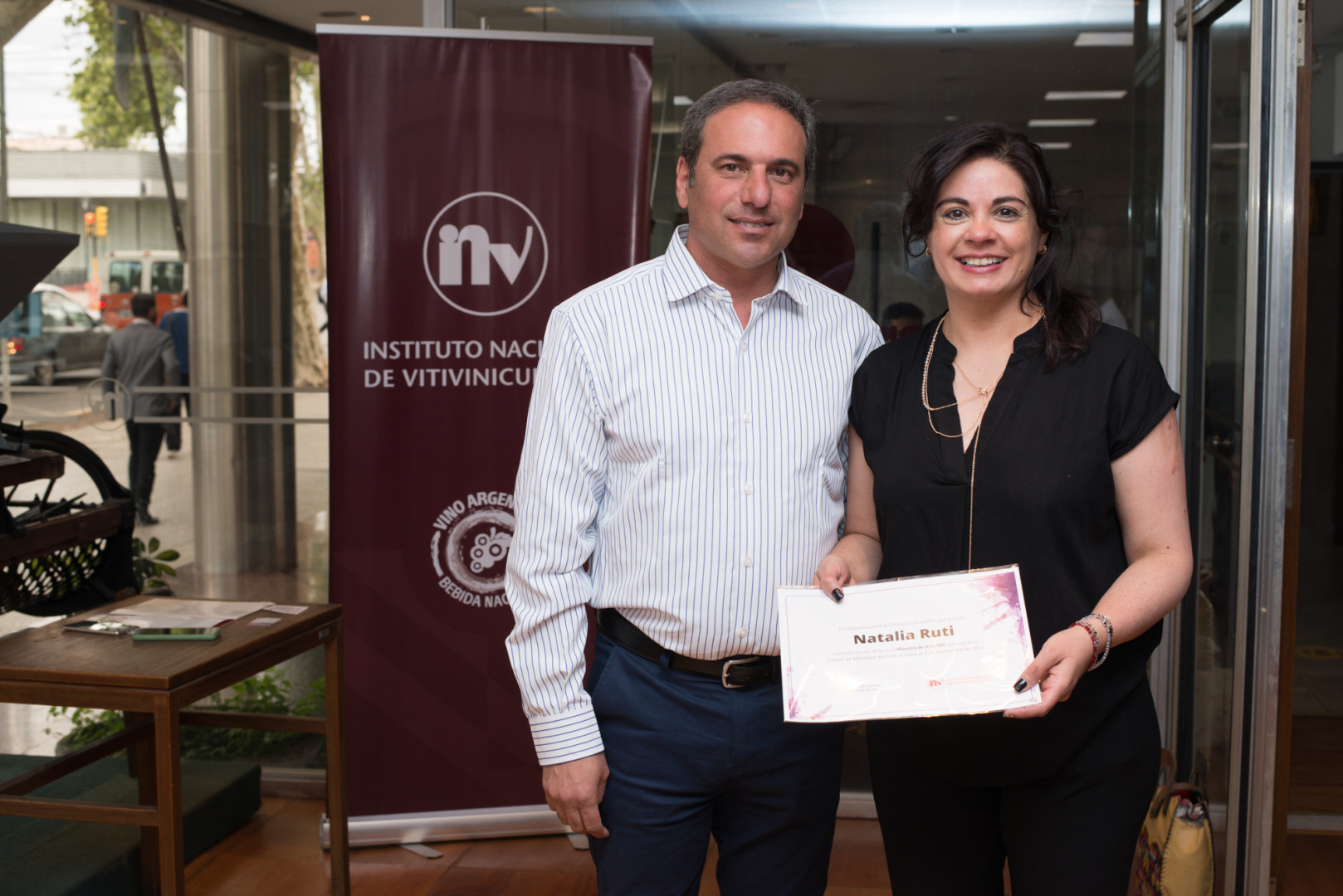 Natalia, recibiendo tu certificado de participación en la muestra.