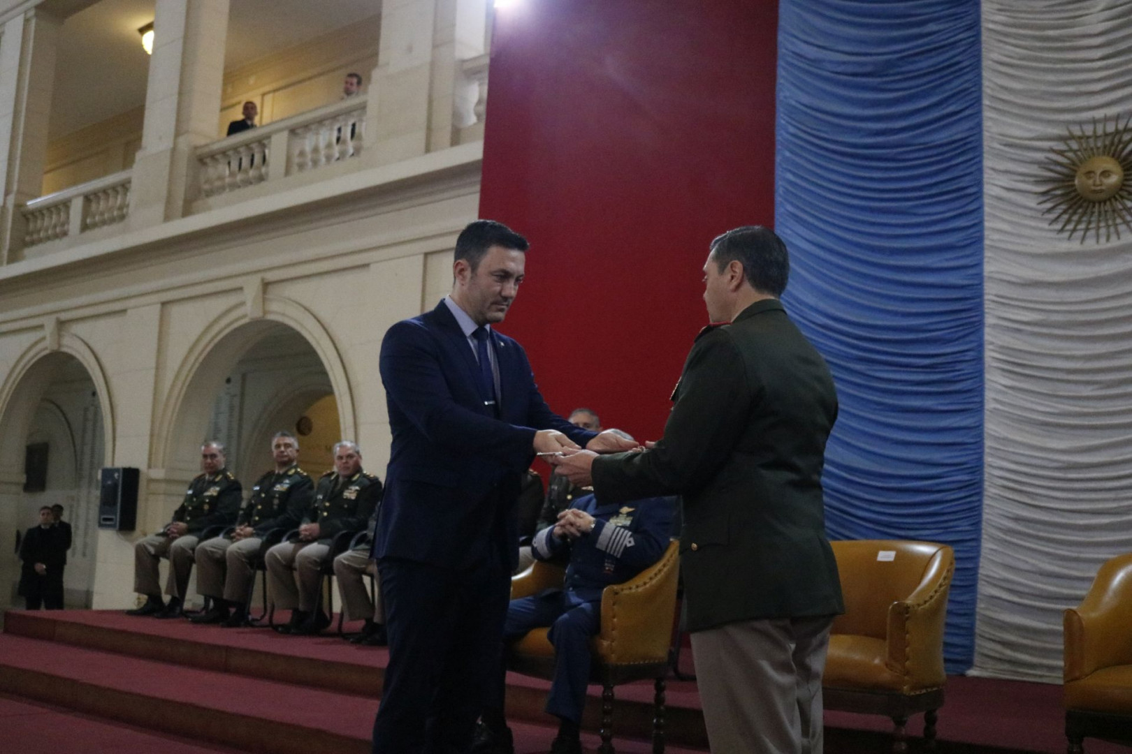 El ministro Petri entrega al jefe del Ejército el bastón de mando de general de división. 