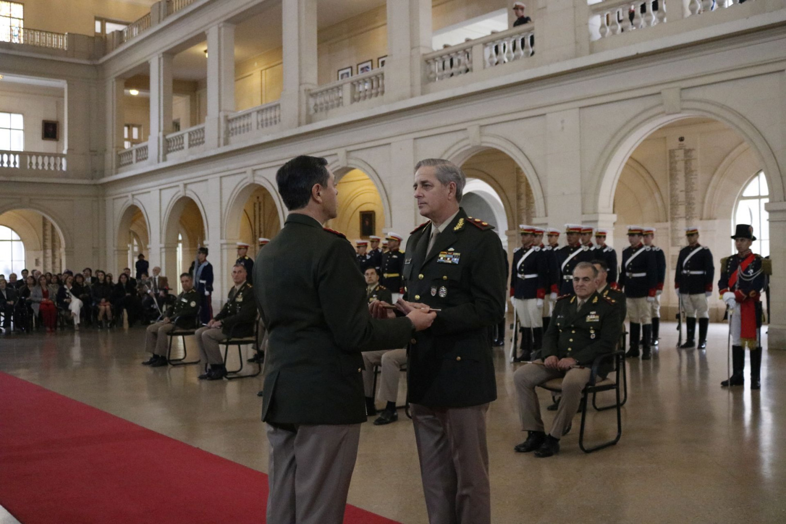 El jefe del Ejército entrega al general de brigada Roberto Dello Russo su bastón de mando.