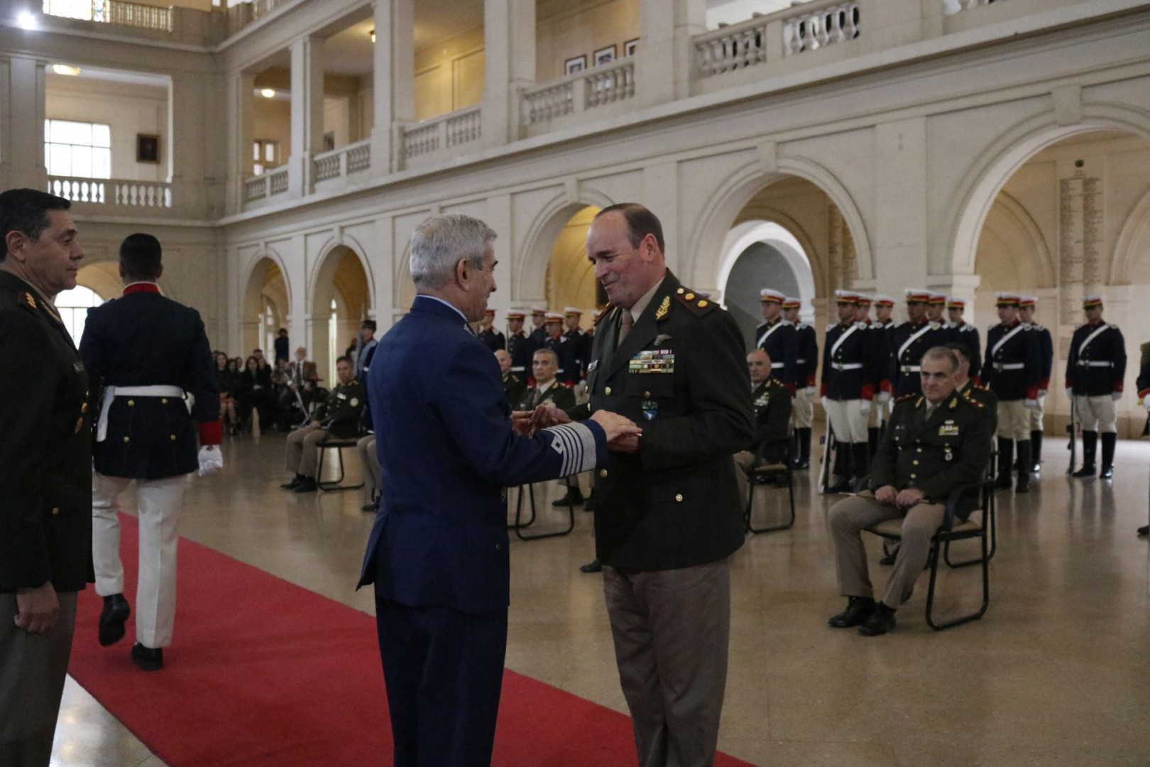 El jefe del Estado Mayor Conjunto entrega al general de brigada Horacio Alonso su bastón de mando.