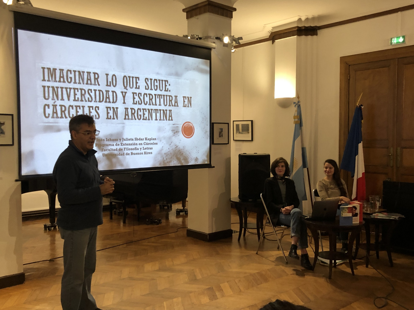 El director de la Casa Argentina fue el encargado de presentar a las becarias.