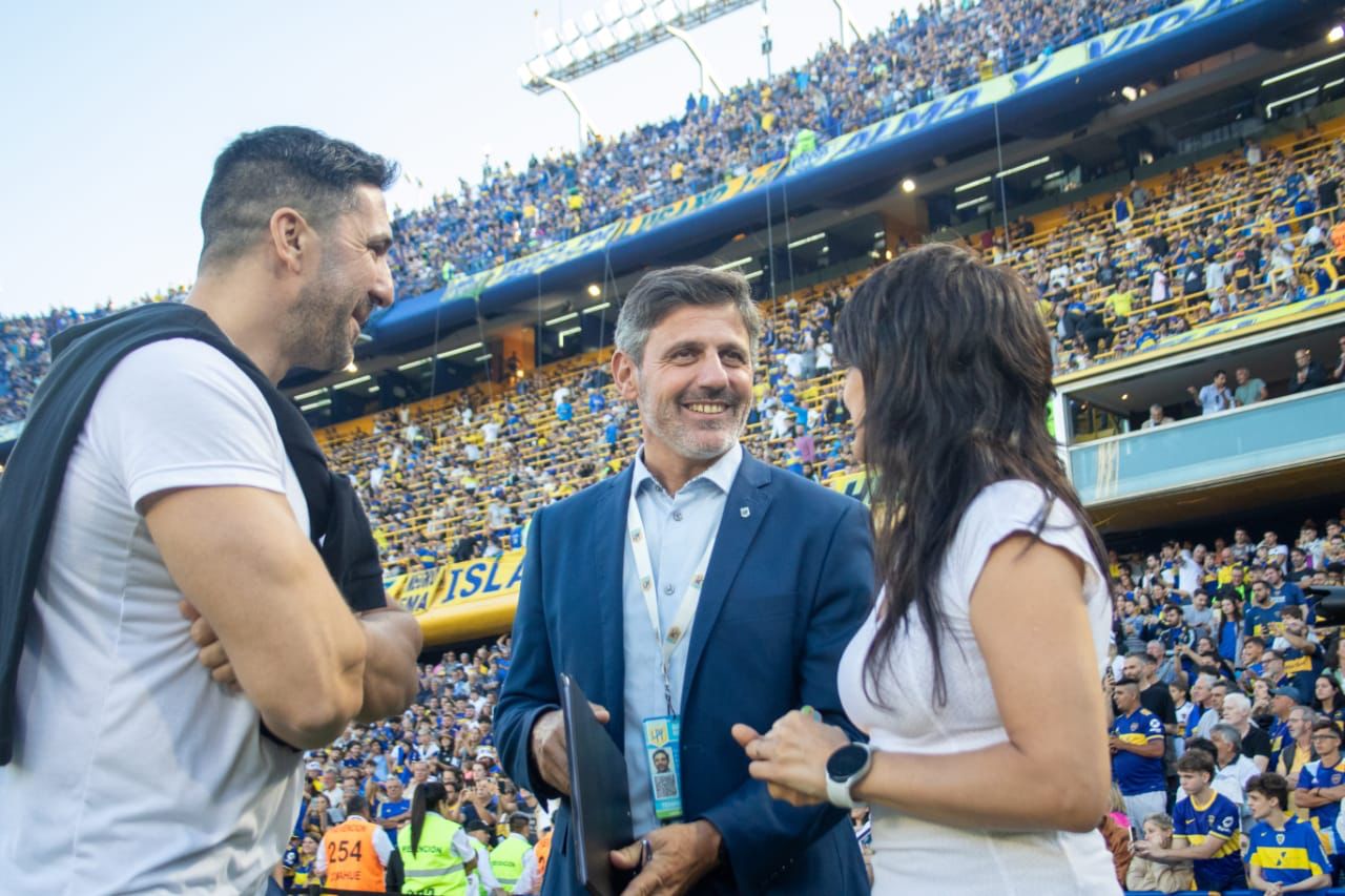 La titular del INADI junto a Juan Carlos Martínez de la LPF en la previa del partido. 